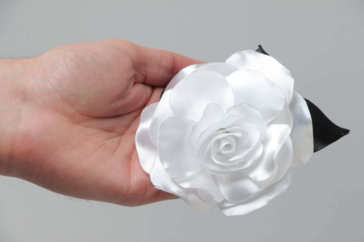 Handmade Haargummi mit Blume aus Atlasbändern weiße Rose von Handarbeit zart schön foto 5