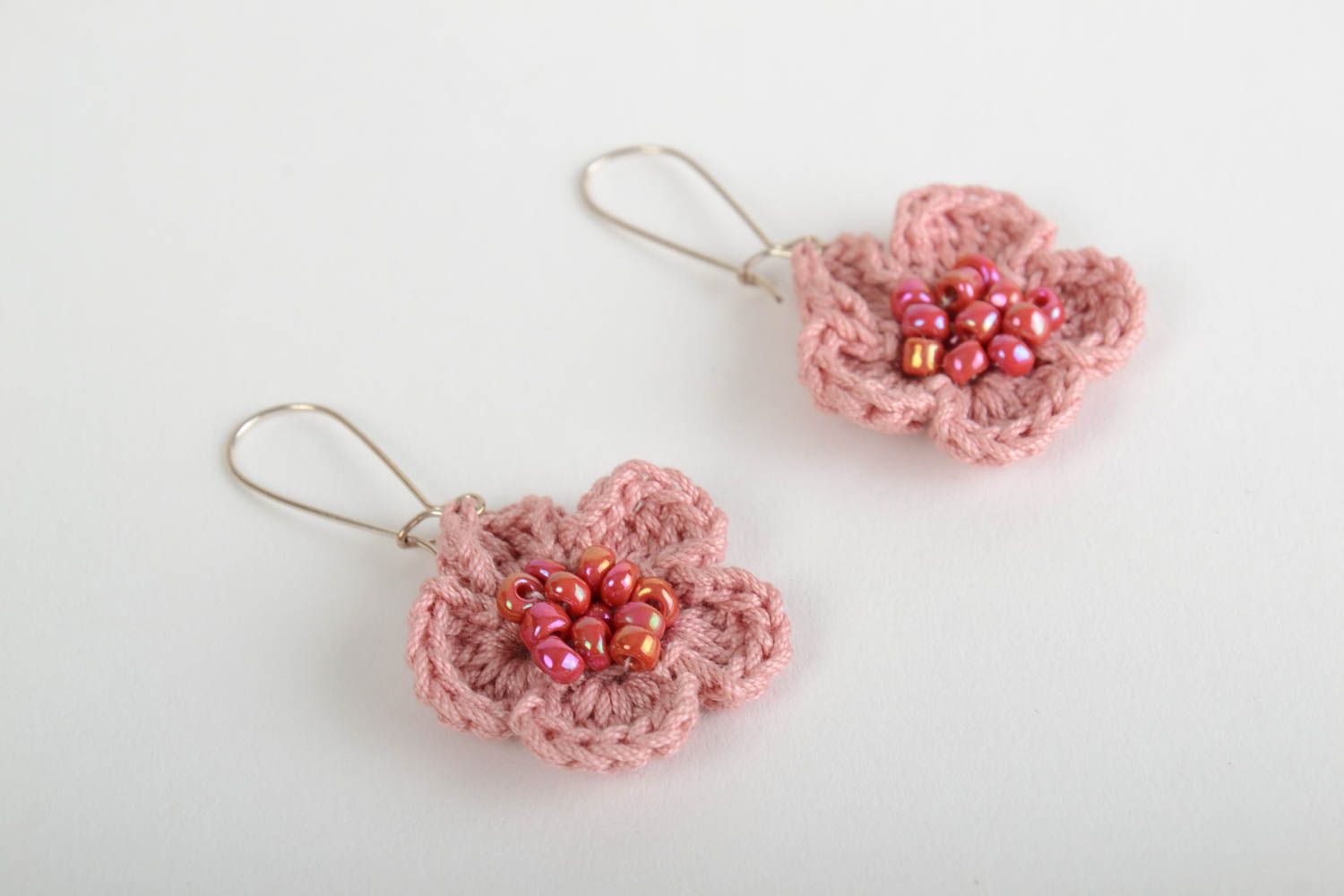 Boucles d'oreilles fleurs tricotées roses coton perles de rocaille faites main photo 4