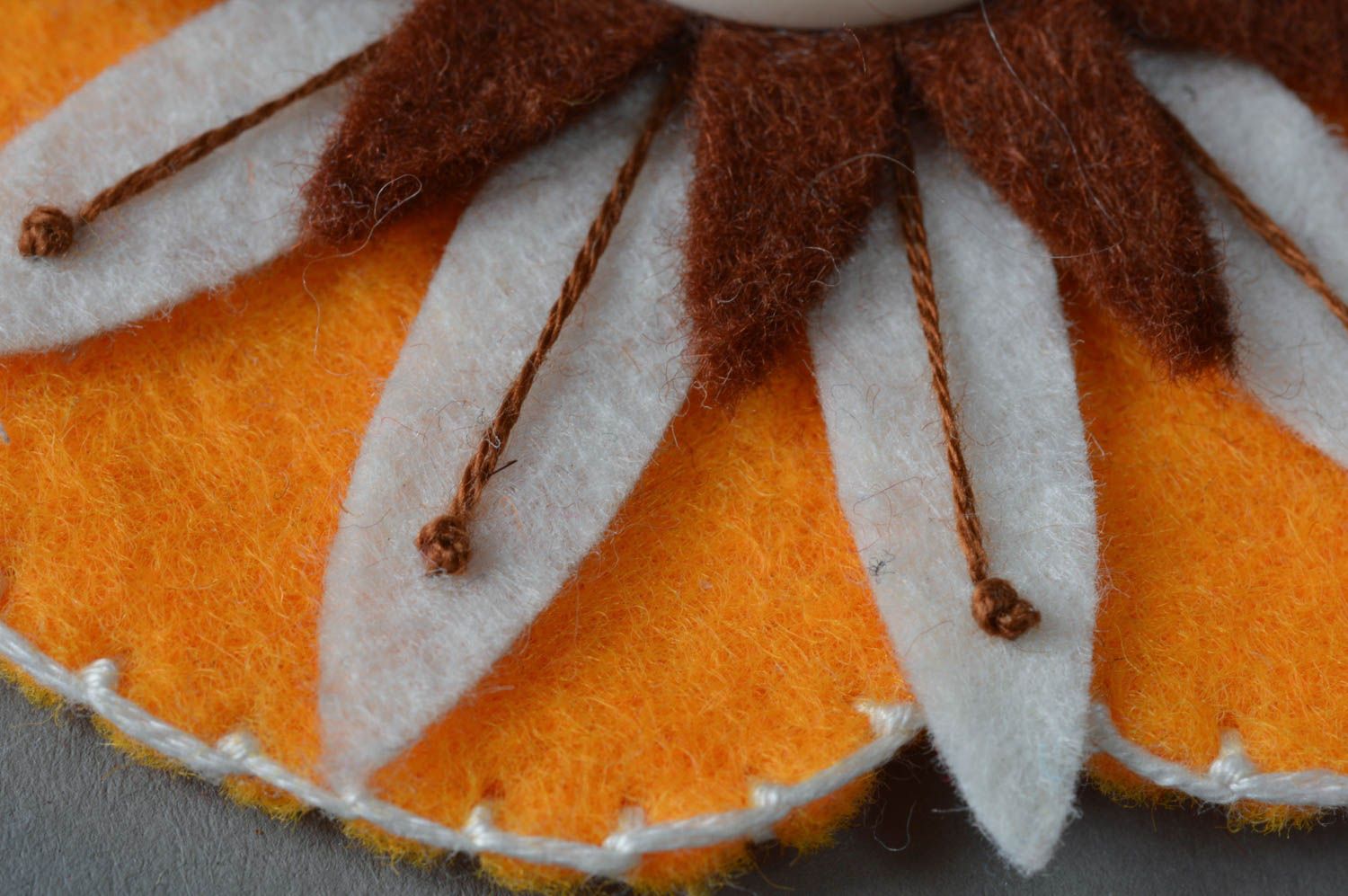 Broche de fieltro artesanal con forma de flor de colores marrón y anaranjado grande foto 3