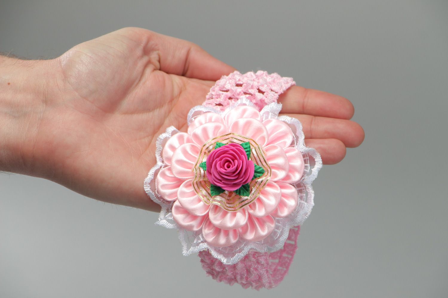 Handgemachtes stilvolles Haarband mit Blumen aus Satinbändern und Spitze für Kinder foto 4