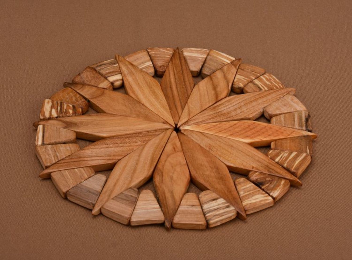 Supporto rotondo di legno fatto a mano per stoviglie calde sottopiatto legno
 foto 5