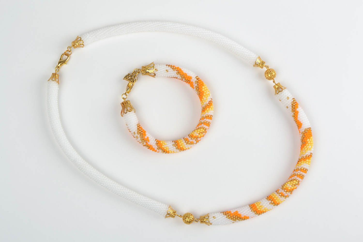Schmuckset aus Glasperlen Armband und Collier in Weiß und Orange handgemacht  foto 3