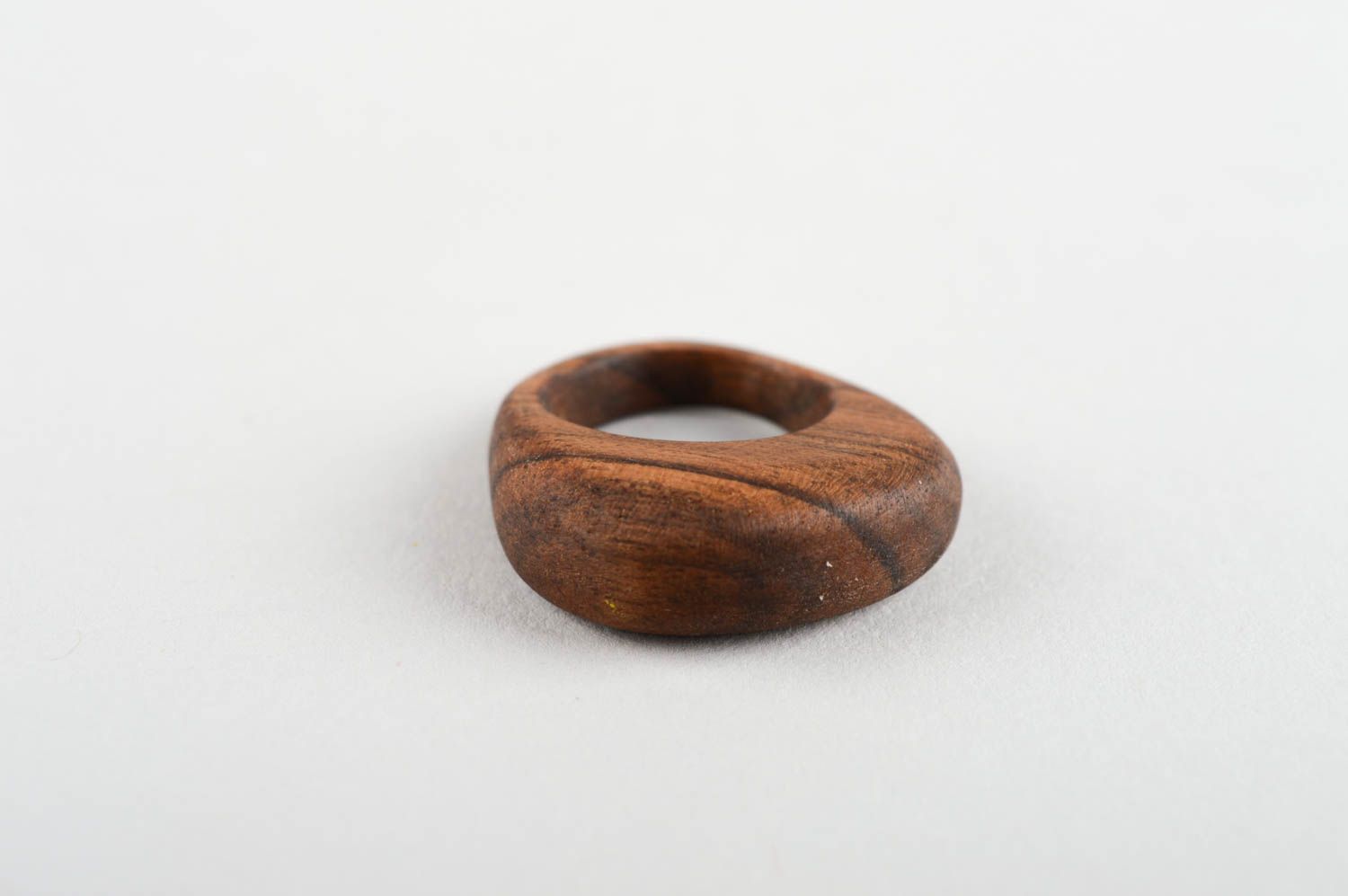 Кольцо из дерева ручной работы дизайнерское украшение изделие из дерева фото 3