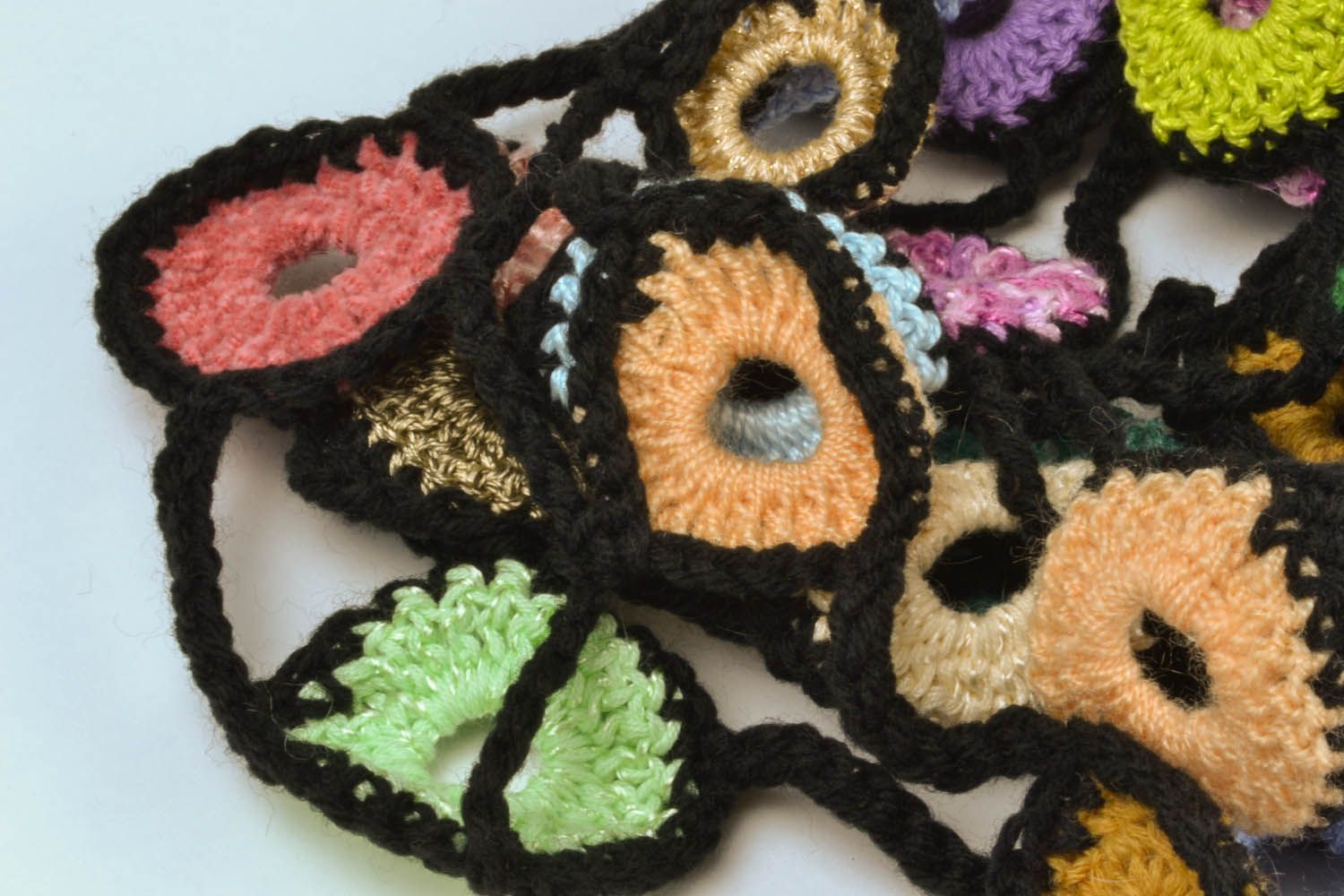 Sciarpa di lana fatta a mano accessorio all'uncinetto da donna in colori vivaci
 foto 3