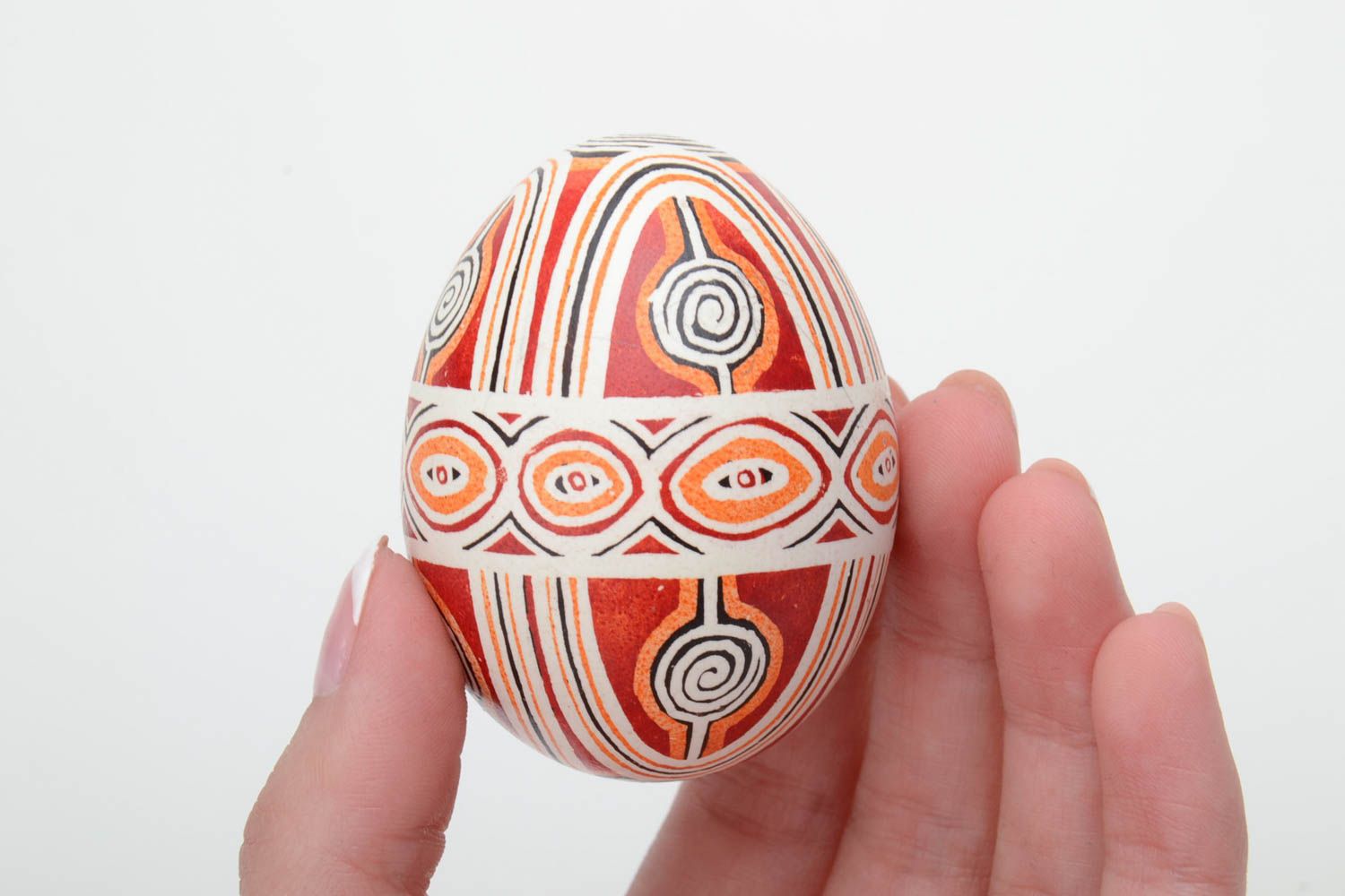 Huevo de Pascua artesanal pintado en estilo étnico foto 5
