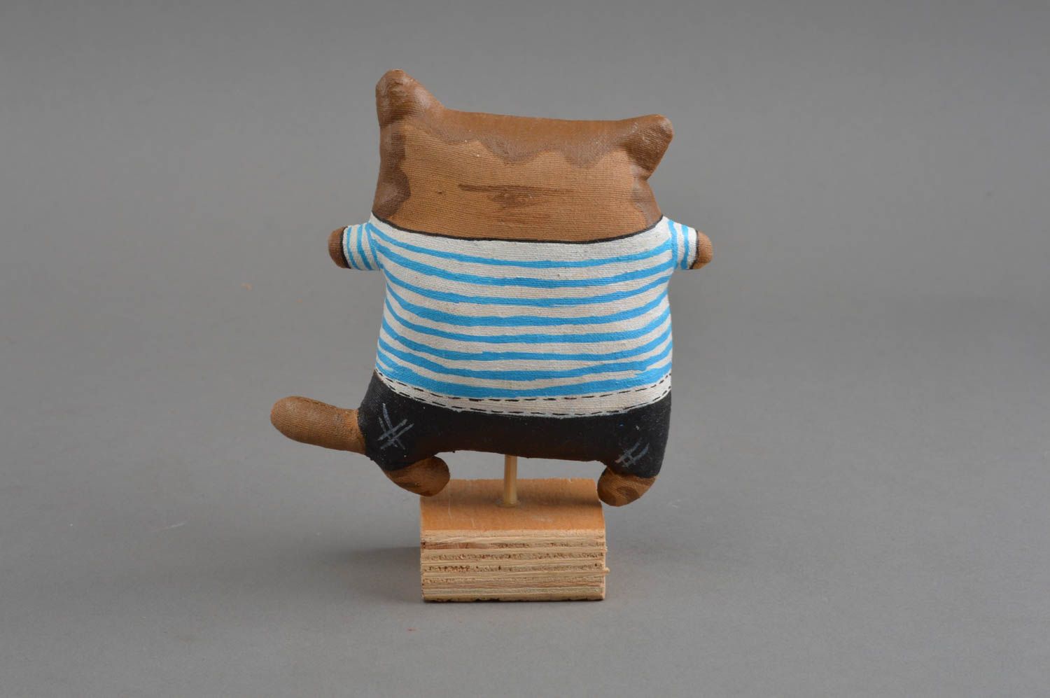 Peluche décorative en lin naturel chat marin sur support en bois faite main photo 4