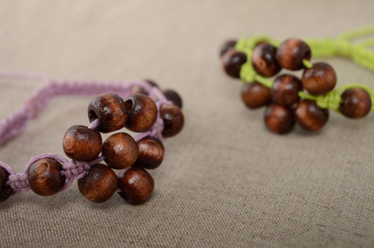 Плетеный браслет макраме из деревянных бусин и вощеного шнурка с цветочком фото 5