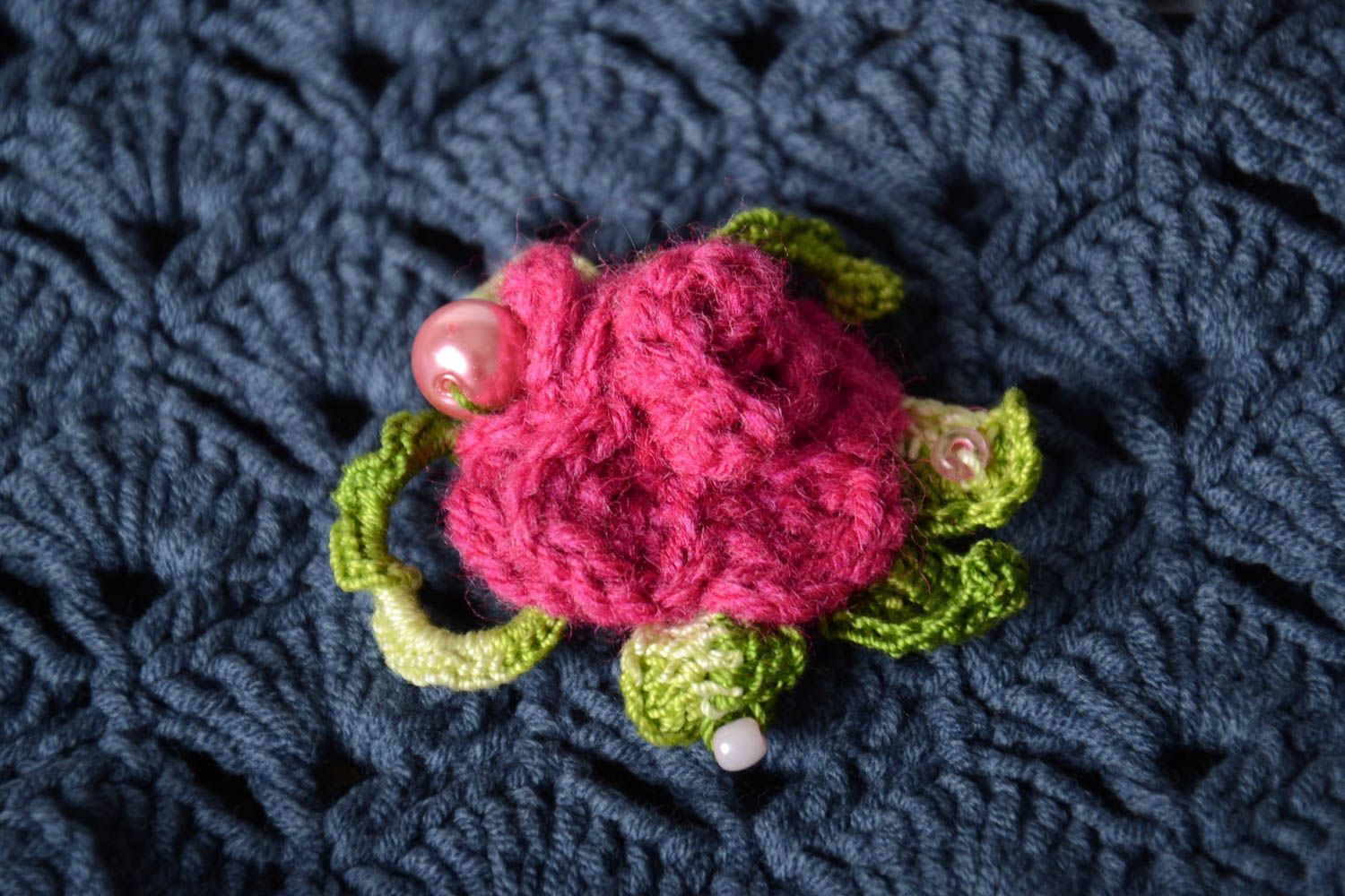 Handgemachter Schmuck Damen Brosche Accessoire für Frauen rosa Blume gehäkelt foto 1