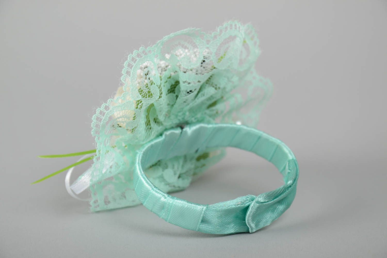 Hochzeit Boutonniere mit Blumen weiß blau aus Atlasbändern schön handmade zart foto 3