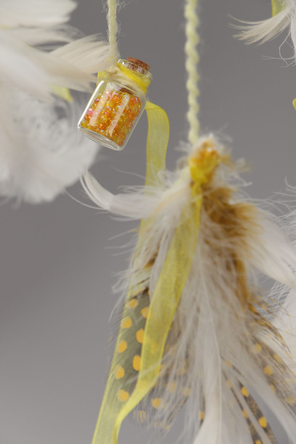 Ловец Снов интерьерная подвеска из ниток с перьями желтая Лучик фото 4