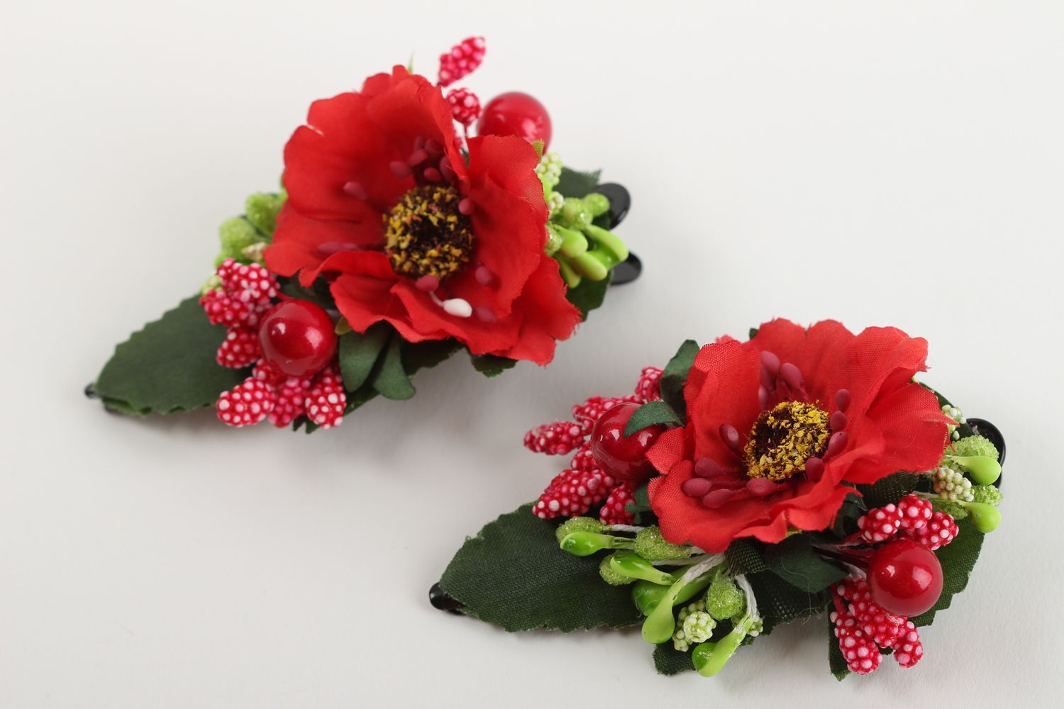 Бижутерия ручной работы заколка-цветок красная нарядная украшение для волос фото 2