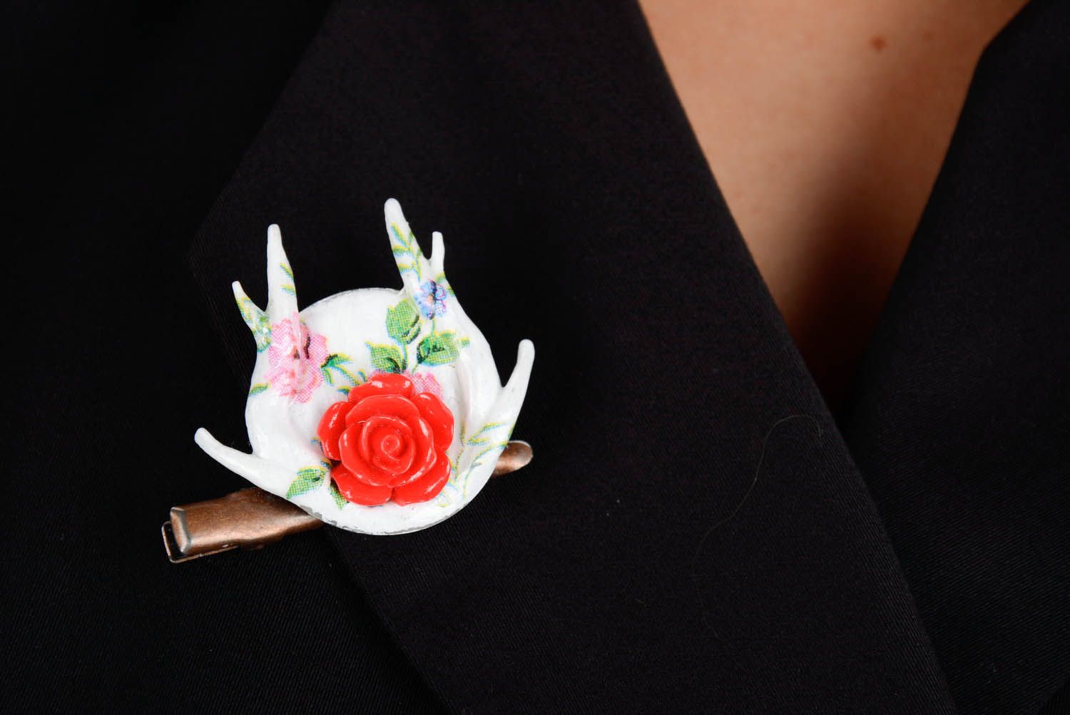 Broche ronde faite main Pince à cheveux blanche avec rose Accessoire femme photo 4