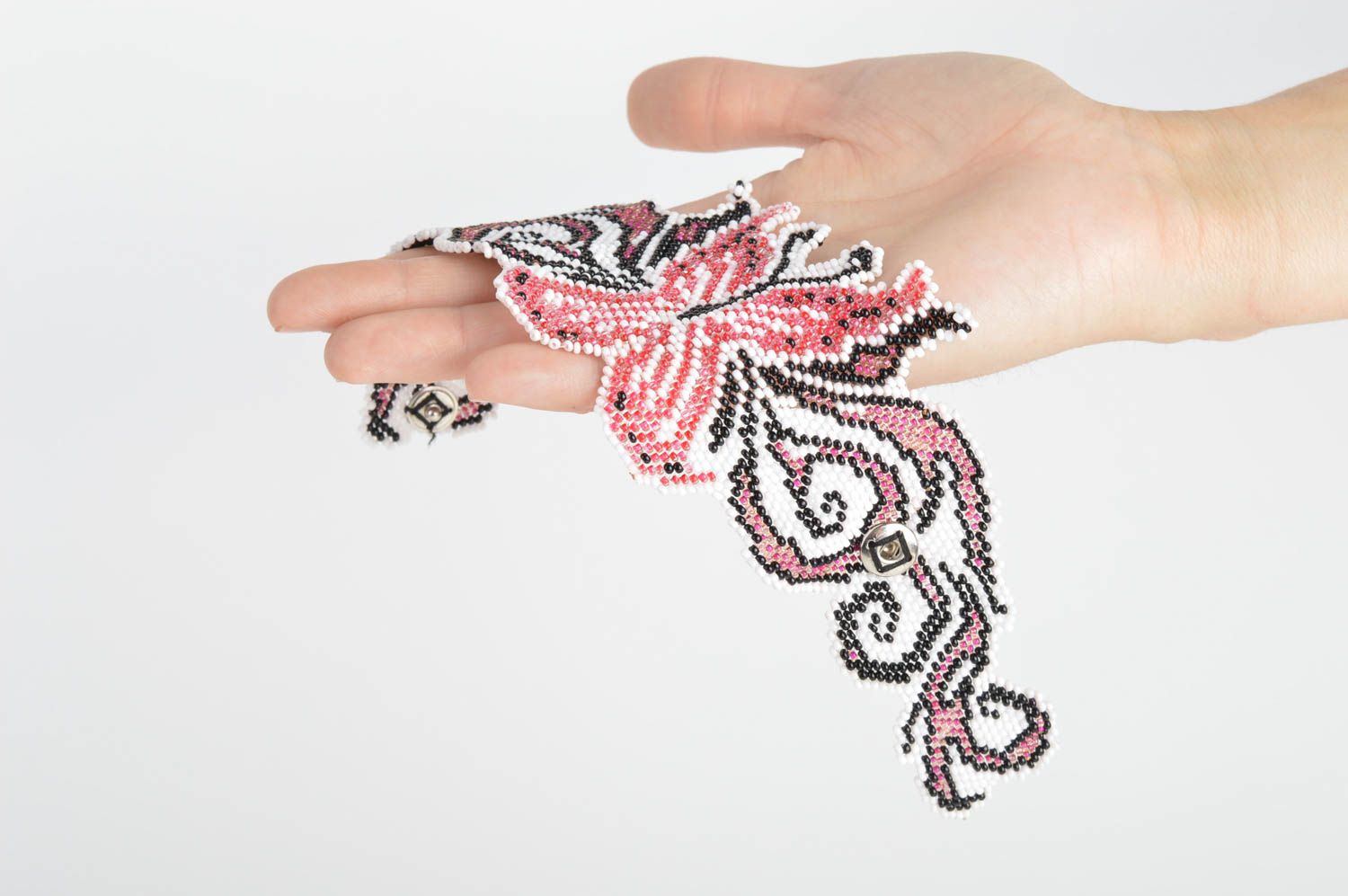 Красивый браслет из бисера авторский плетеный широкий с бабочкой ручной работы фото 5