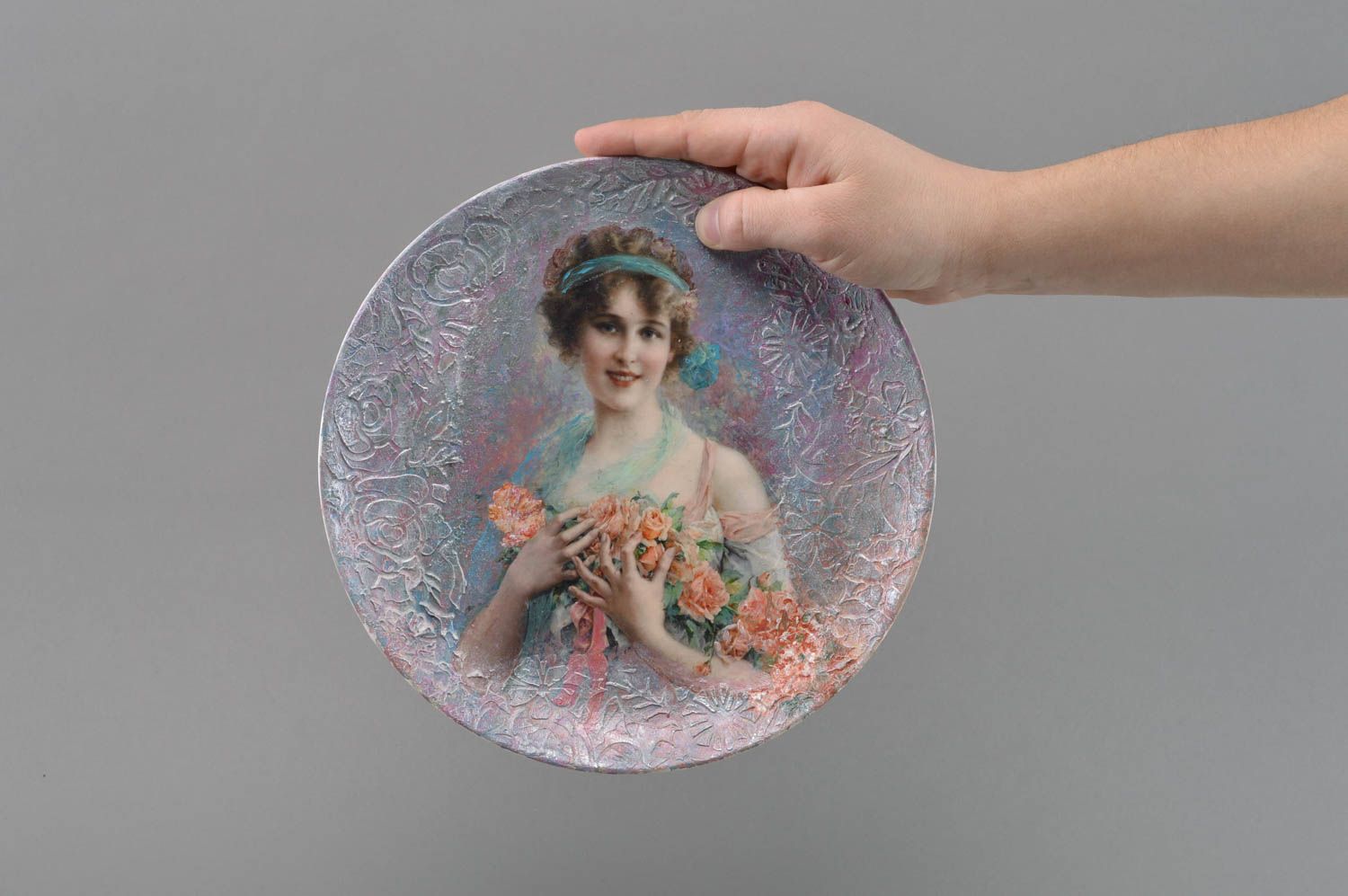 Стеклянная тарелка в технике декупаж ручной работы для декора дома Девушка ретро фото 4