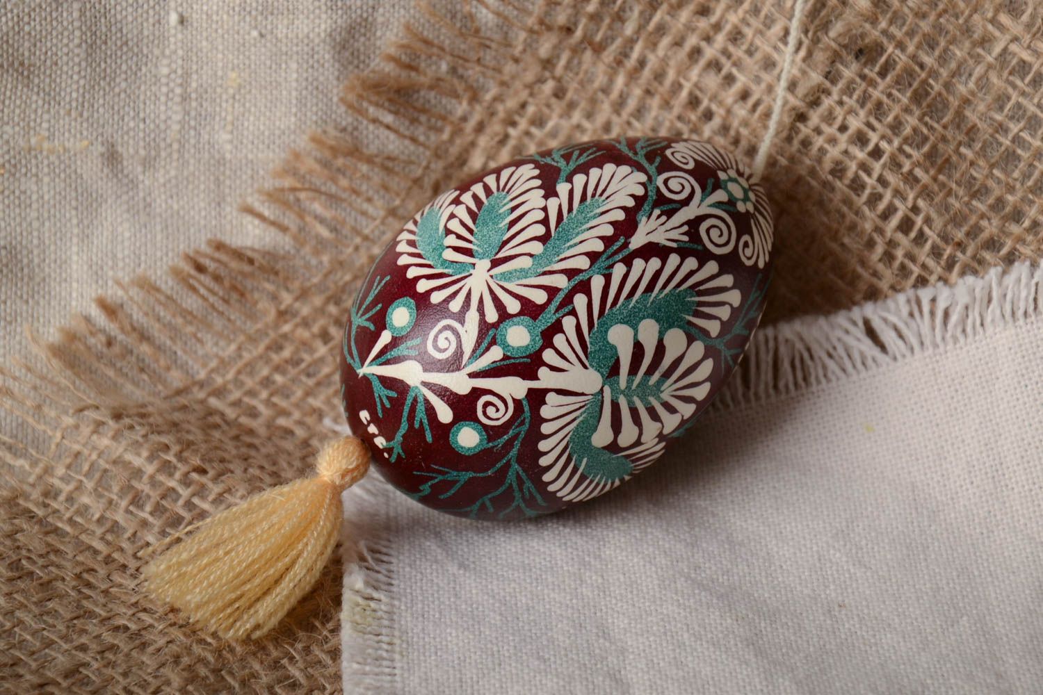 Пасхальное яйцо-подвеска гусиное с лемковской росписью в восковой технике  фото 1