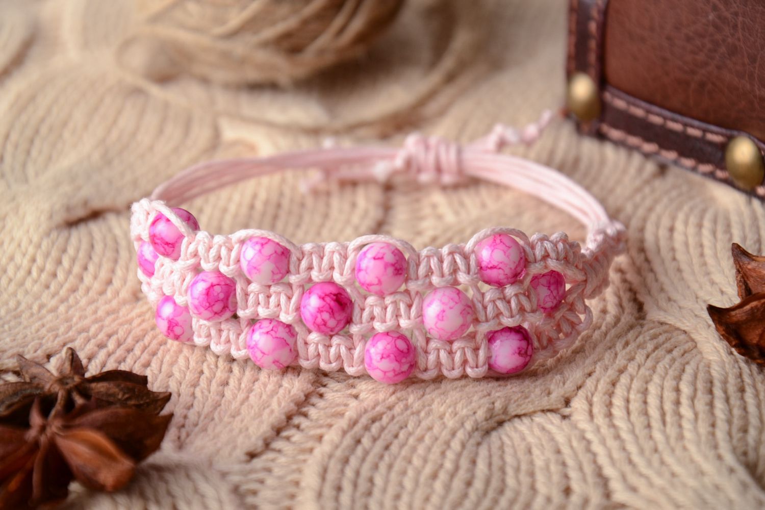Bracelet tressé large en perles plastiques roses et lacet ciré fait main photo 1