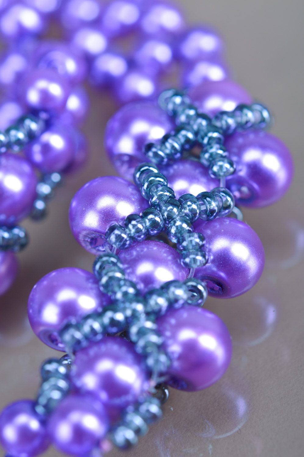 Collar de abalorios y cuentas artesanal bonito violeta de mujer vistoso  foto 4