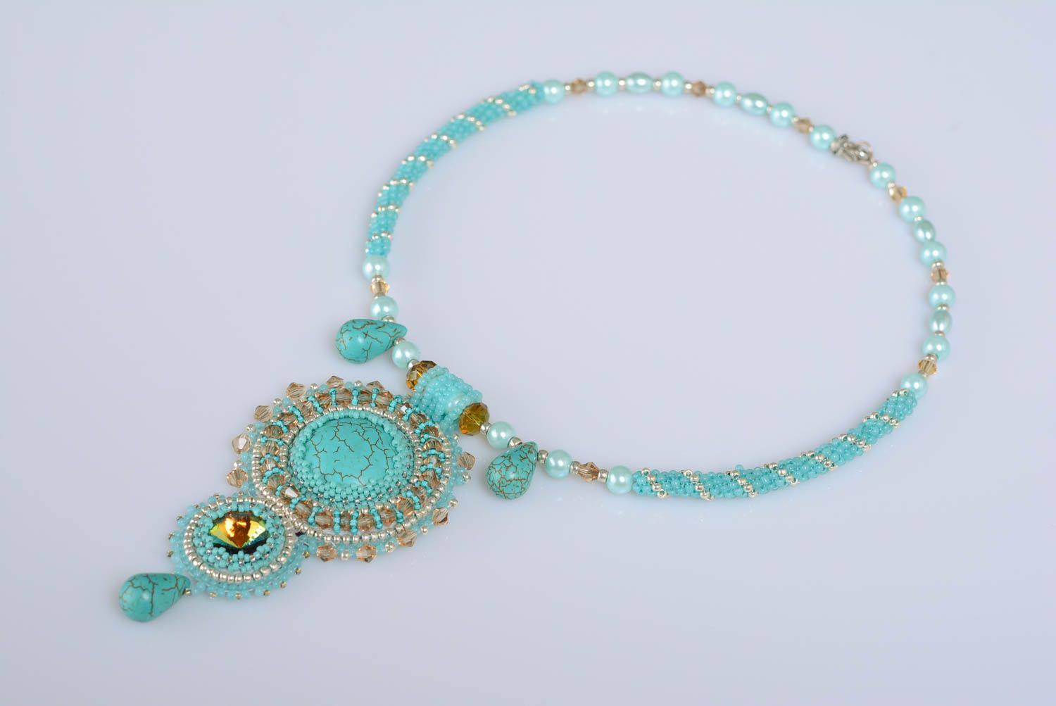 Collier en perles de rocaille et turquénite fait main bleu ciel avec pendentif photo 1