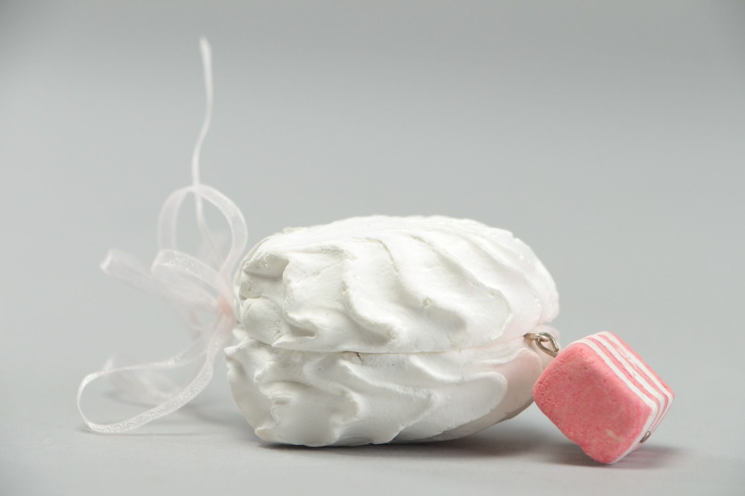 Petite décoration à suspendre en pâte polymère blanc-rose faite main avec ruban  photo 2