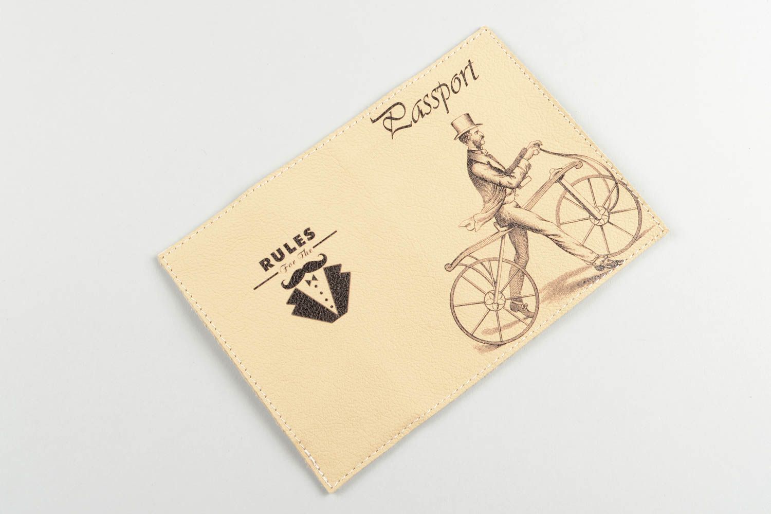 Funda de cuero artesanal regalo original estuche para pasaporte hombre en bici foto 2