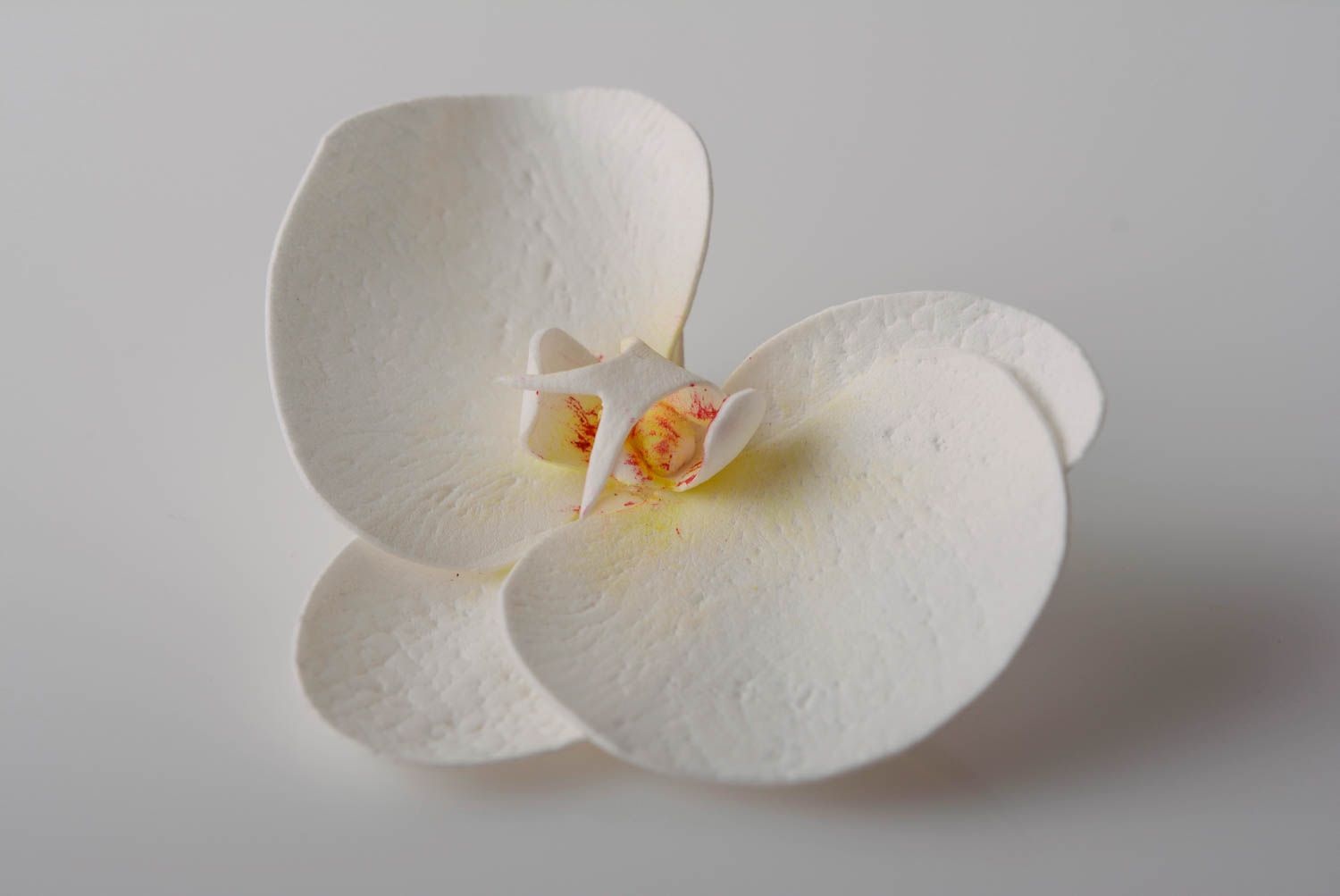 Авторская заколка для волос орхидея из фоамирана на зажиме белая ручной работы  фото 5