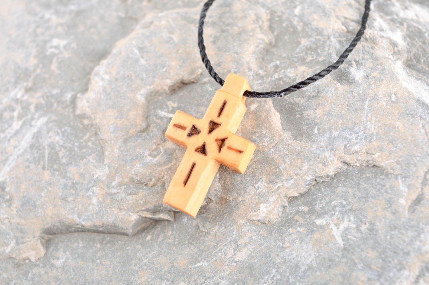 Croce di legno da collo fatta a mano croce intagliata in legno con laccio
 foto 1