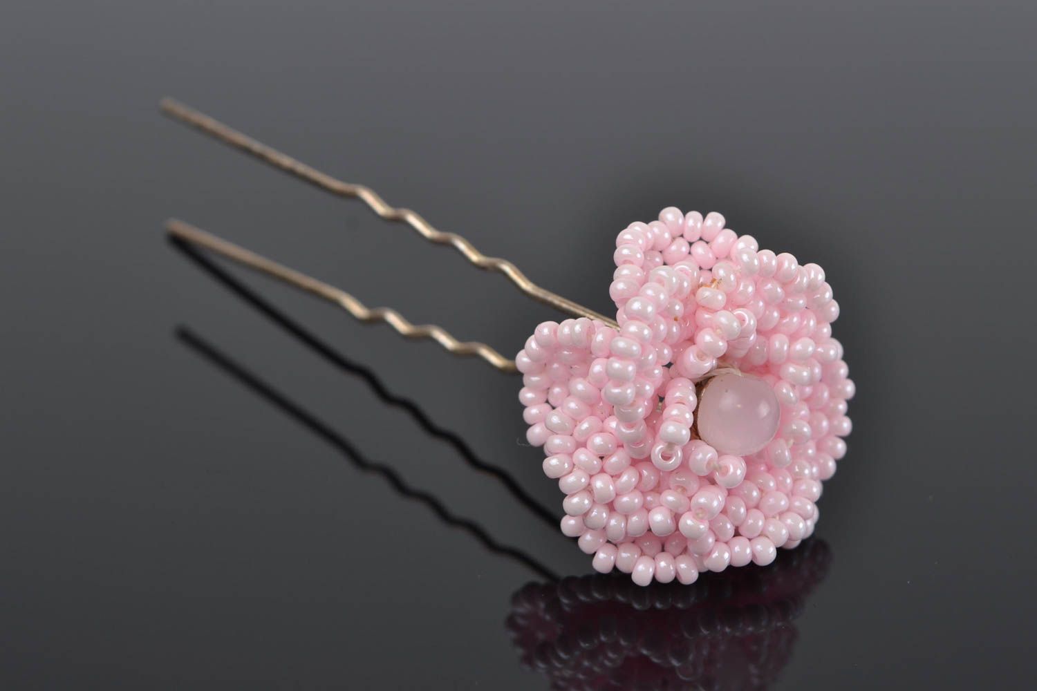 Épingle à cheveux faite main avec fleur en perles de rocaille accessoire rose photo 1