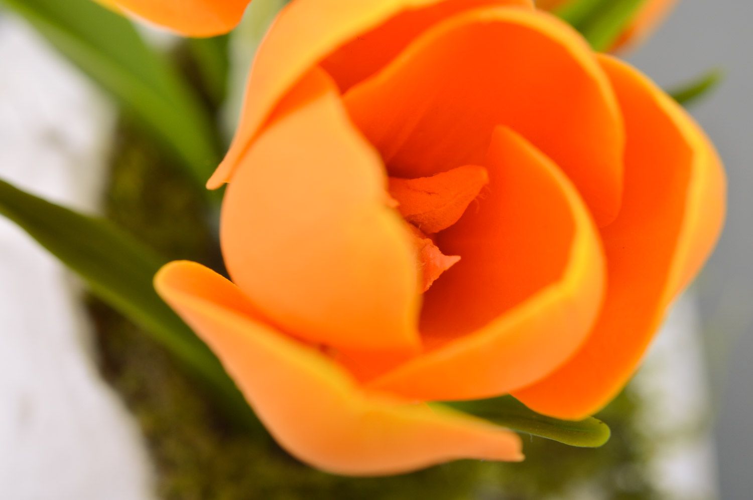 Schöne orange handgemachte Blume aus Polymerton Krokus für Zimmer Dekoration  foto 4
