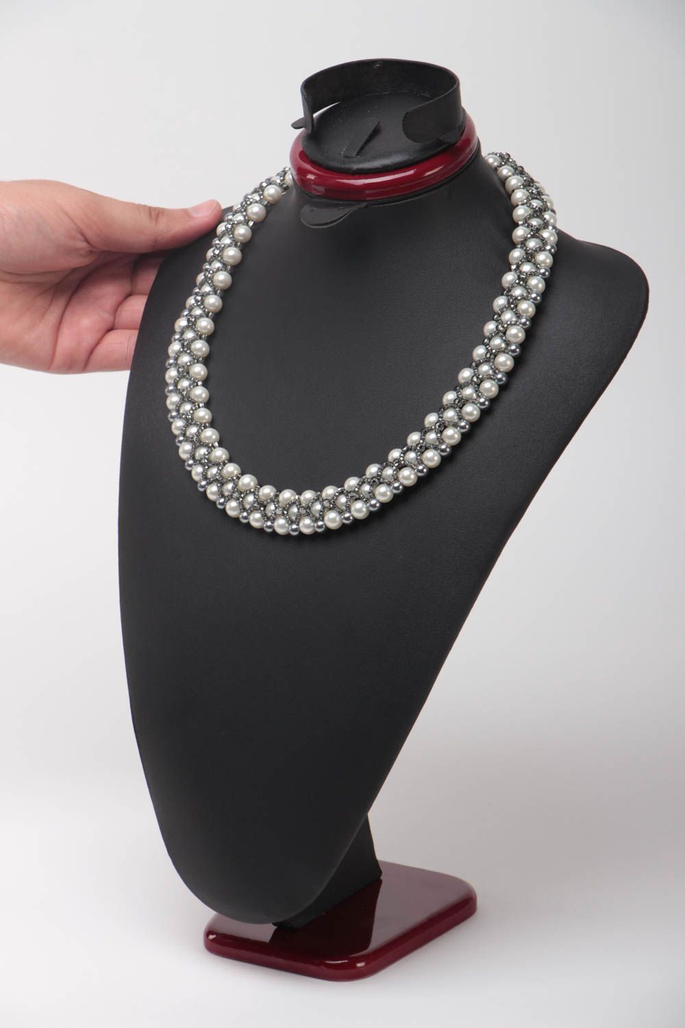 Ожерелье из бисера и бусин серое с белым авторское красивое ручной работы фото 5