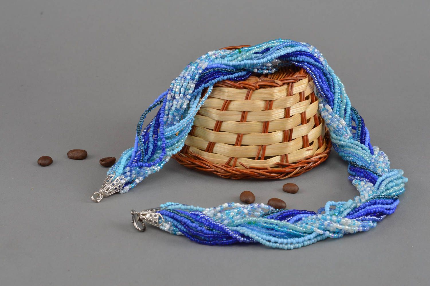 Ожерелье из бисера в синих и голубых тонах ручной работы плетеное в косичку  фото 1