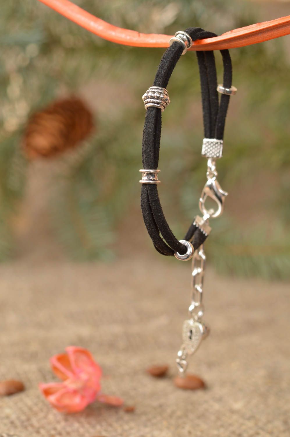 Bracelet fait main en lacets de daim et breloques accessoire noir cadeau photo 1