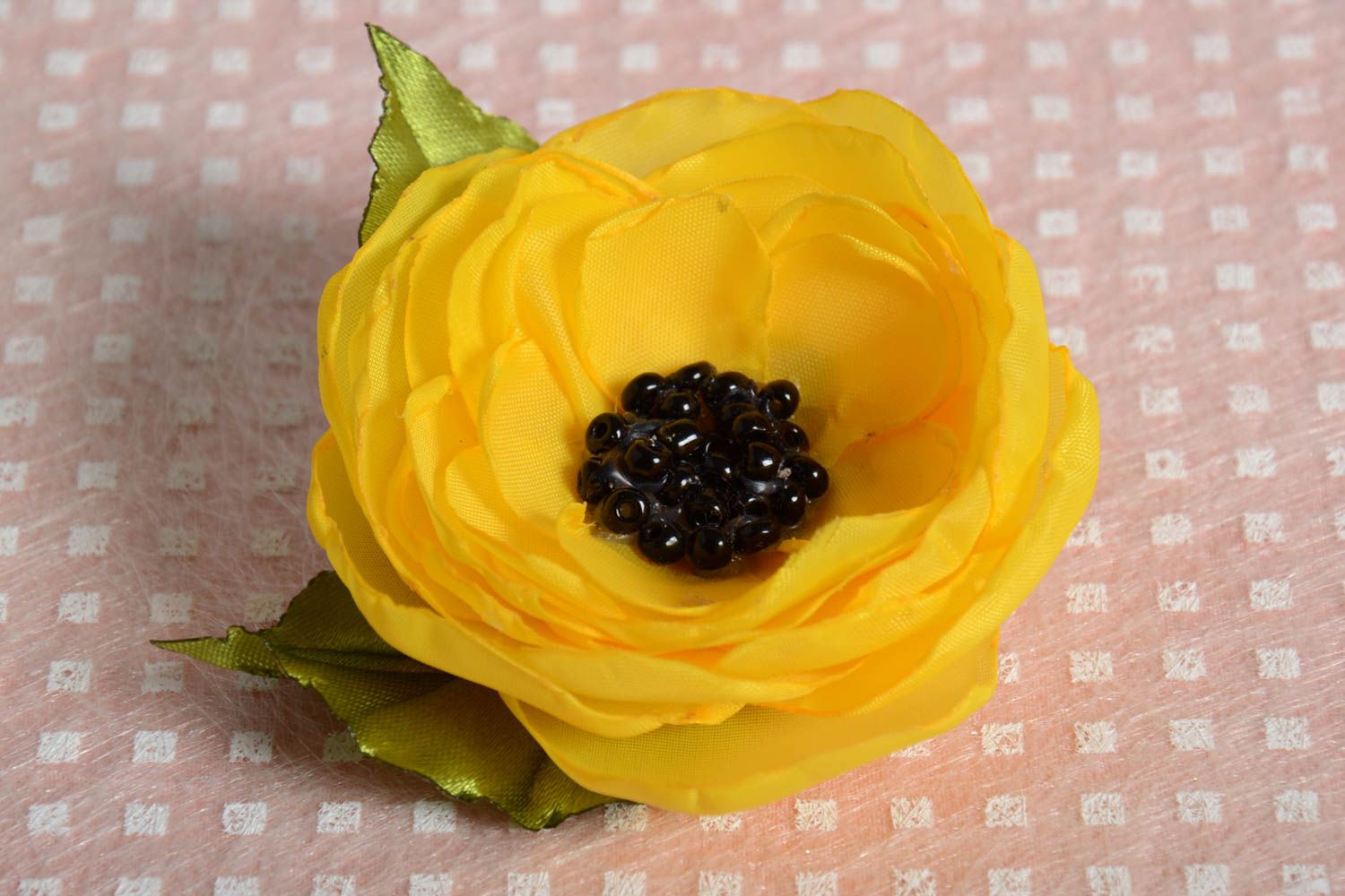 Авторская желтая заколка для волос в виде цветка из лент и бисера ручной работы фото 1