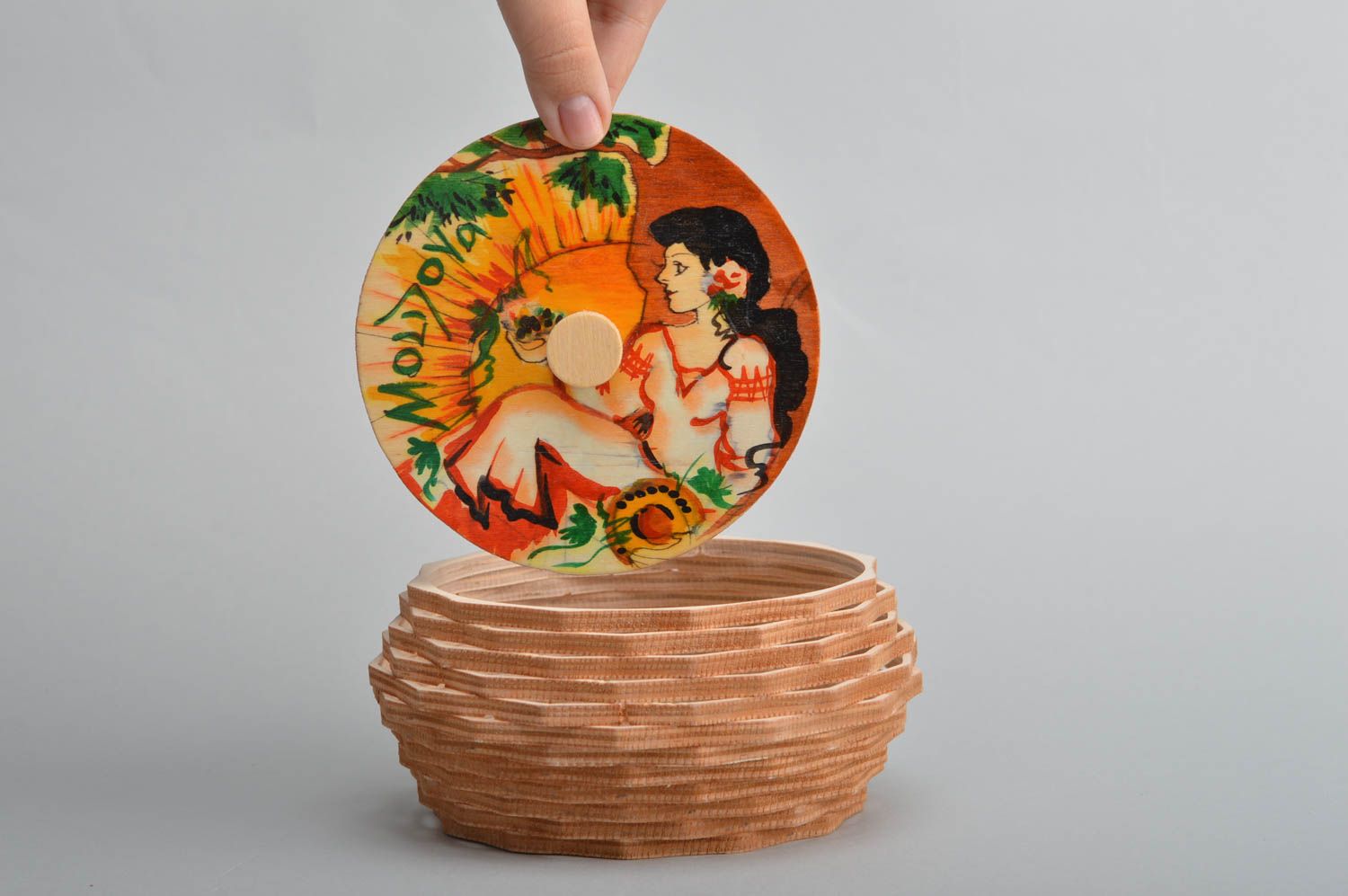 Boîte ronde en contreplaqué avec couvercle peinte ajourée faite main décorative photo 3