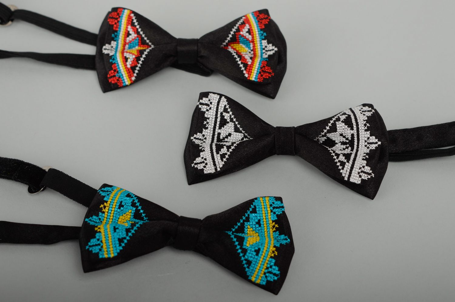 Bow tie with embroidery in ethnic style photo 5