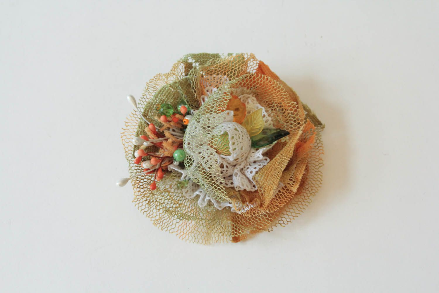 Grampo-broche de tecido de guipure feito à mão  foto 3