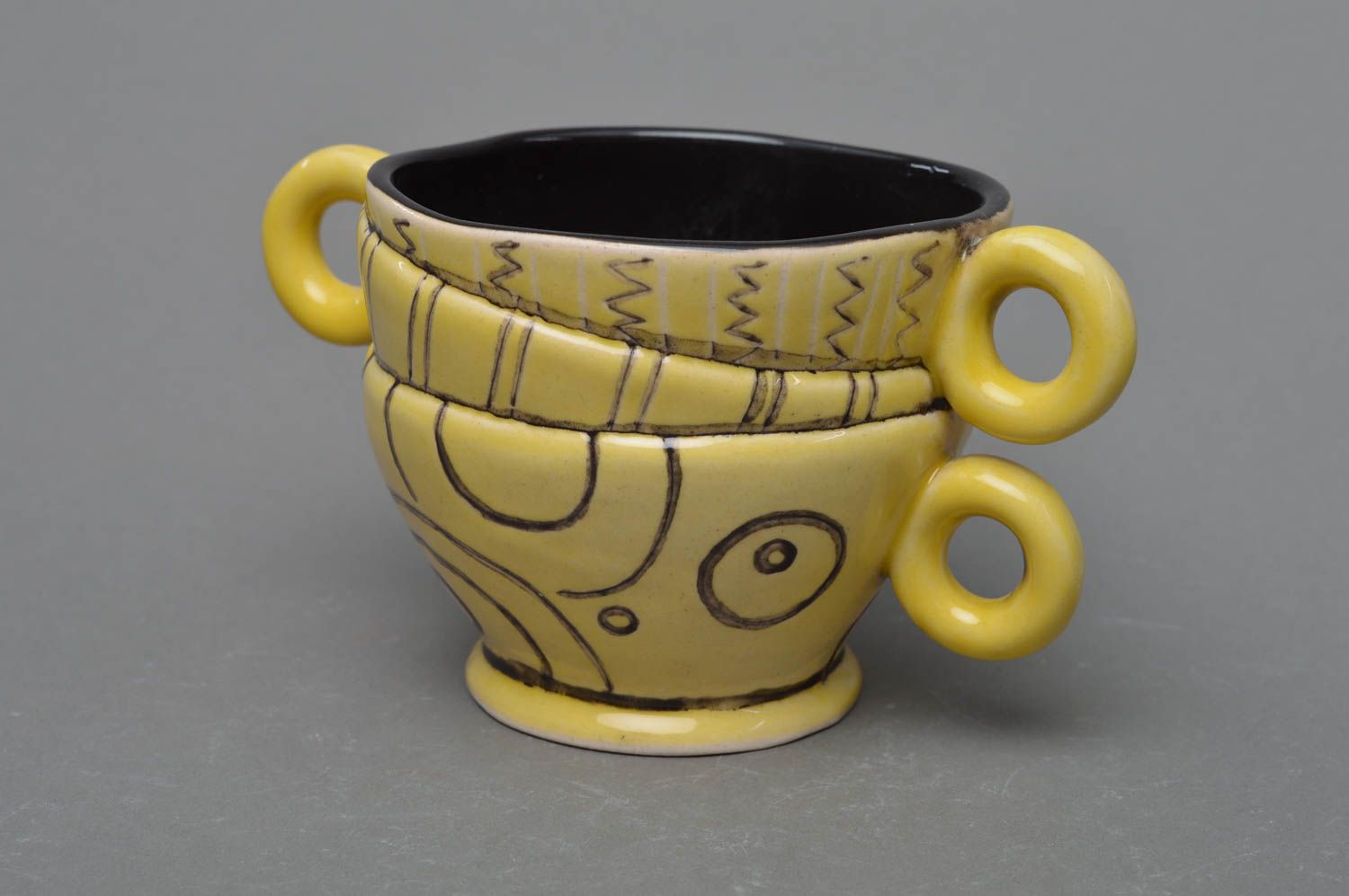 Tasse originale en porcelaine peinte jaune à motif faite main à 3 anses photo 3