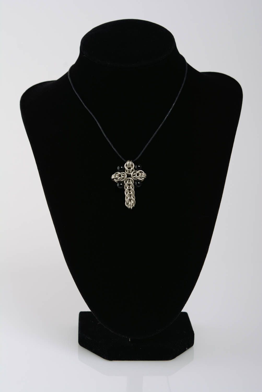 Pendentif croix en métal composée de mailles tressées et perles noires fait main photo 2