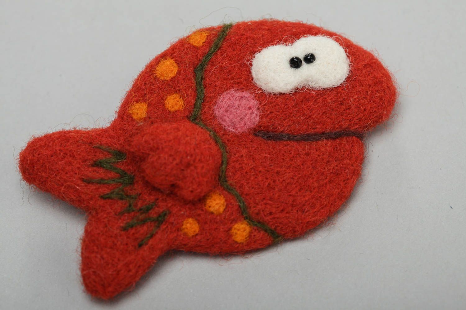 Broche artesanal juguete con forma de pez pequeño en técnica de fieltro seco  foto 2