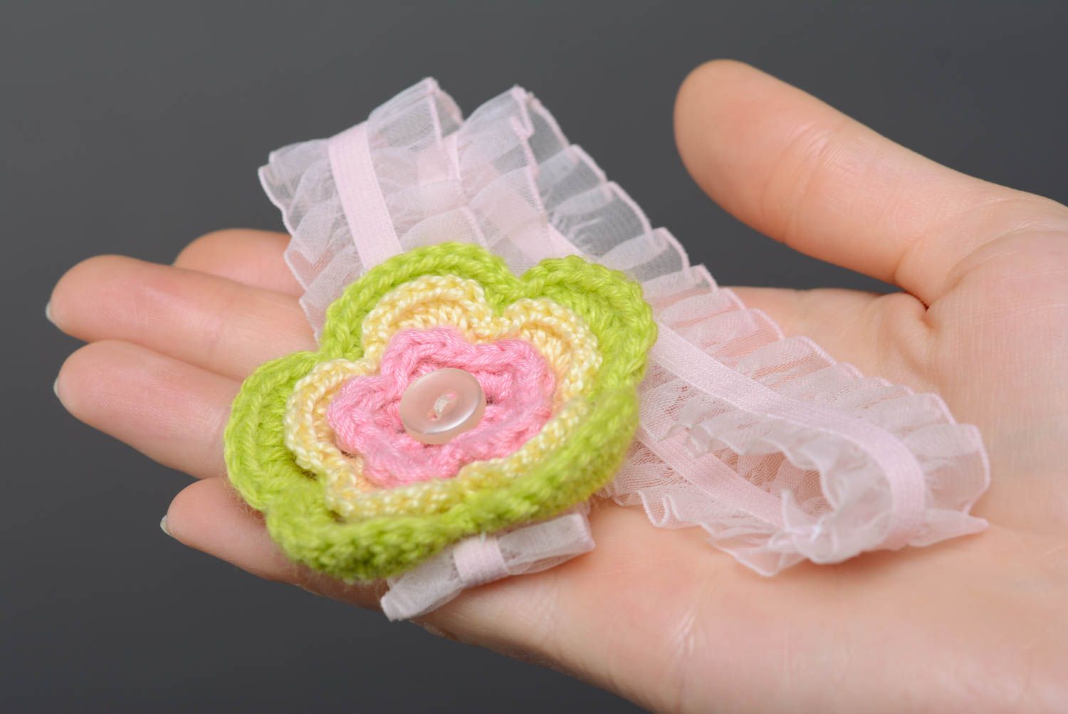 Festliches ungewöhnliches handgemachtes Haarband für Kinder mit gestrickter Blume  foto 5