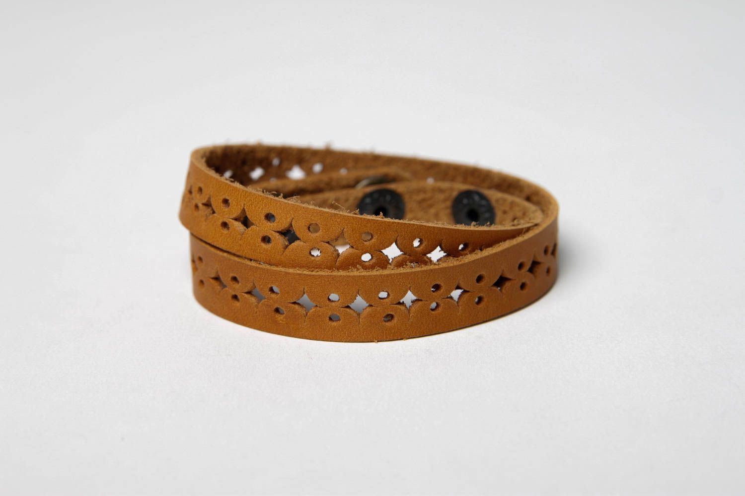 Handmade braunes Armband aus Leder Designer Schmuck Accessoire für Frauen ajour foto 3
