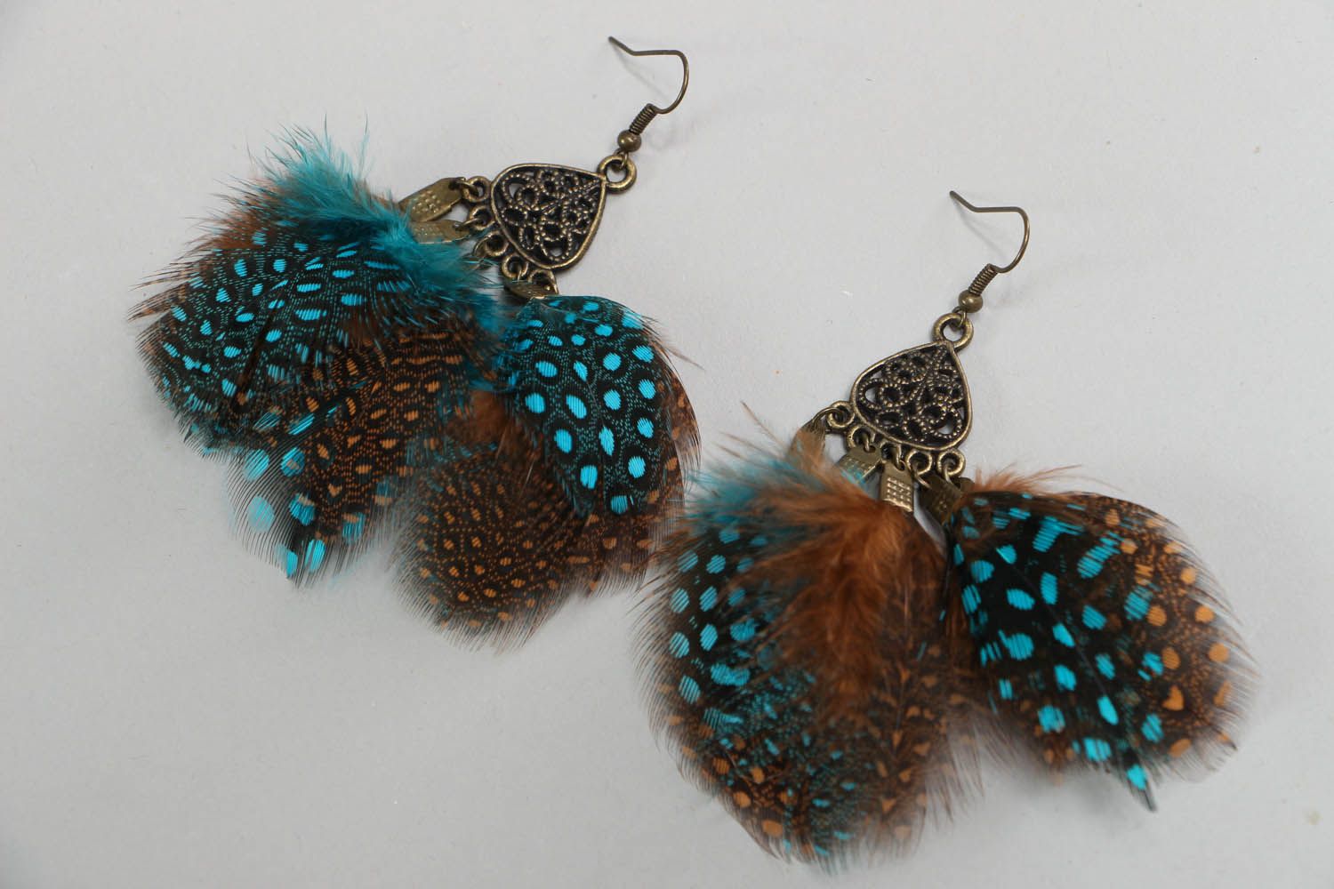 Boucles d'oreilles pendantes avec plumes de pintade photo 1