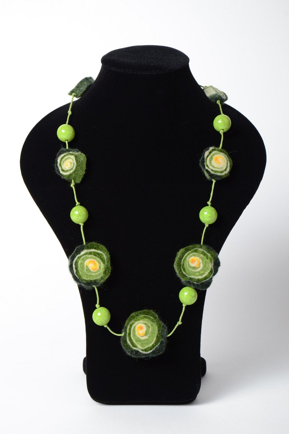 Künstlerisches grünes Collier aus Wolle Nassfilzen handmade schön weiblich weich foto 5