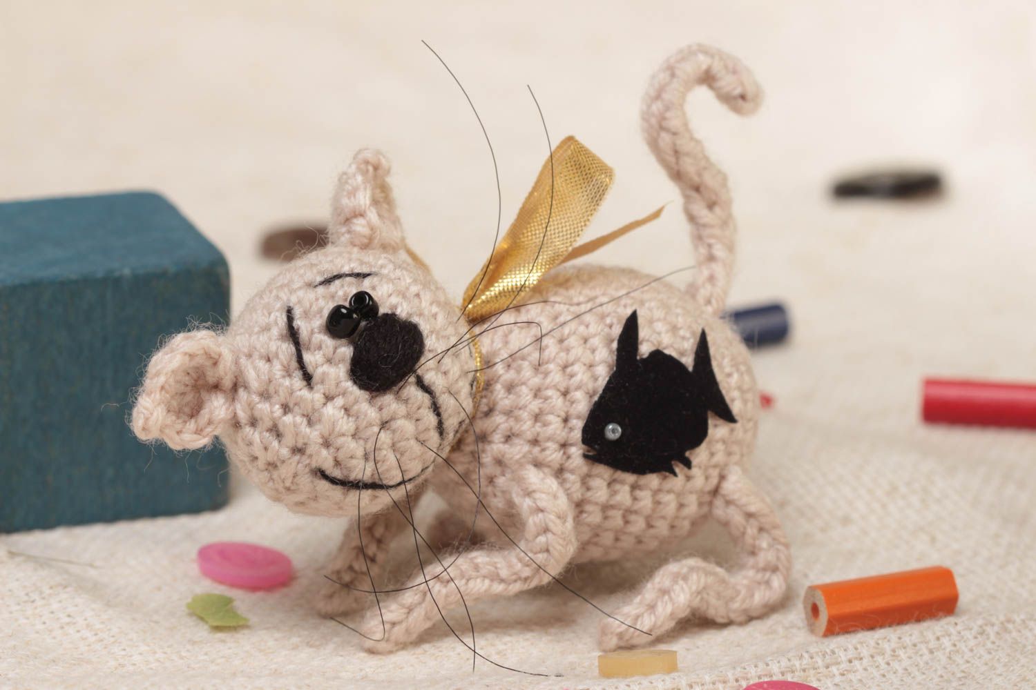 Мягкая вязаная игрушка котик ручной работы для декора дома авторская красивая фото 1