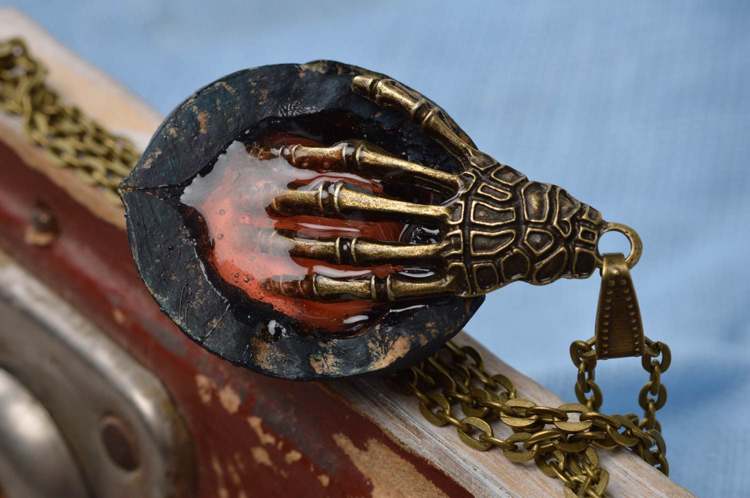 Подвеска из ореха с металлической рукой светящаяся ручной работы Рука на сердце фото 4