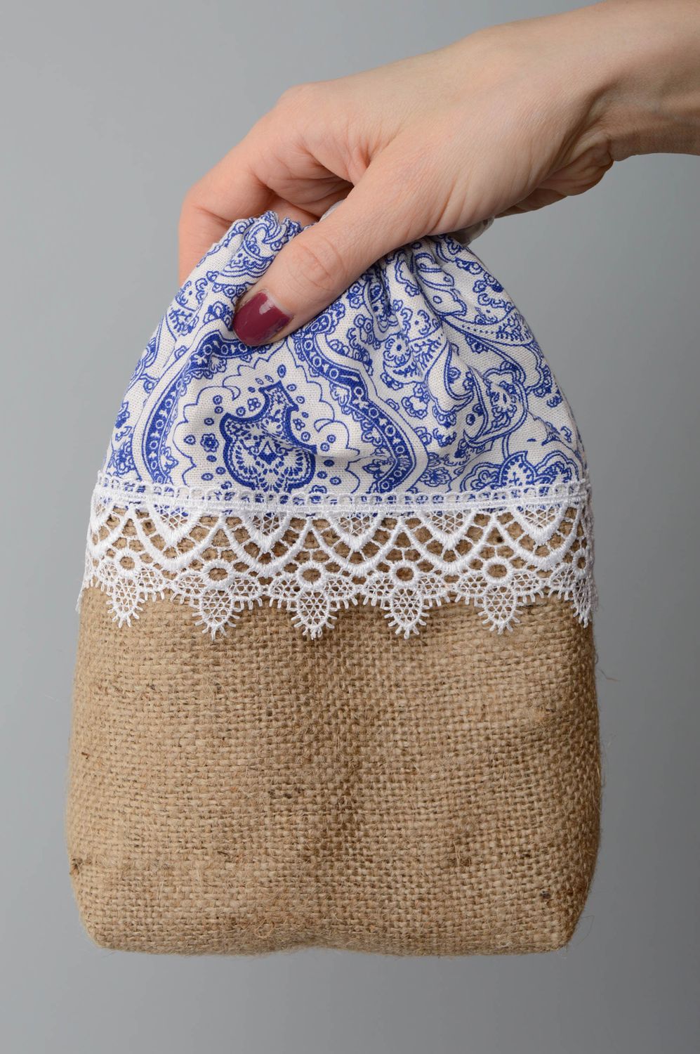 Текстильная косметичка сумка из мешковины с кружевами фото 3
