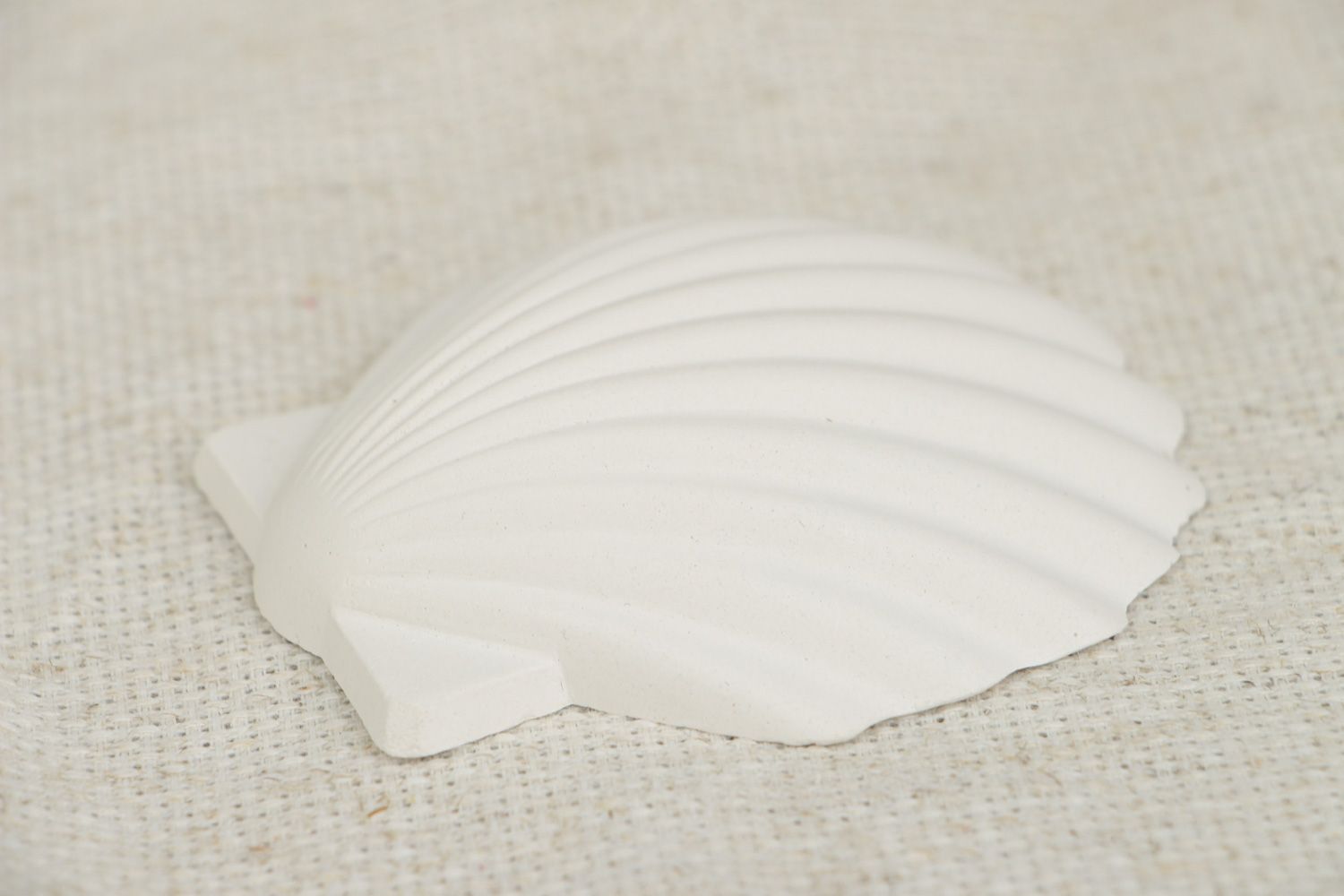 Handgemachte Figurine aus Alabaster für Bemalung in Form der Muschel für Dekoration foto 4