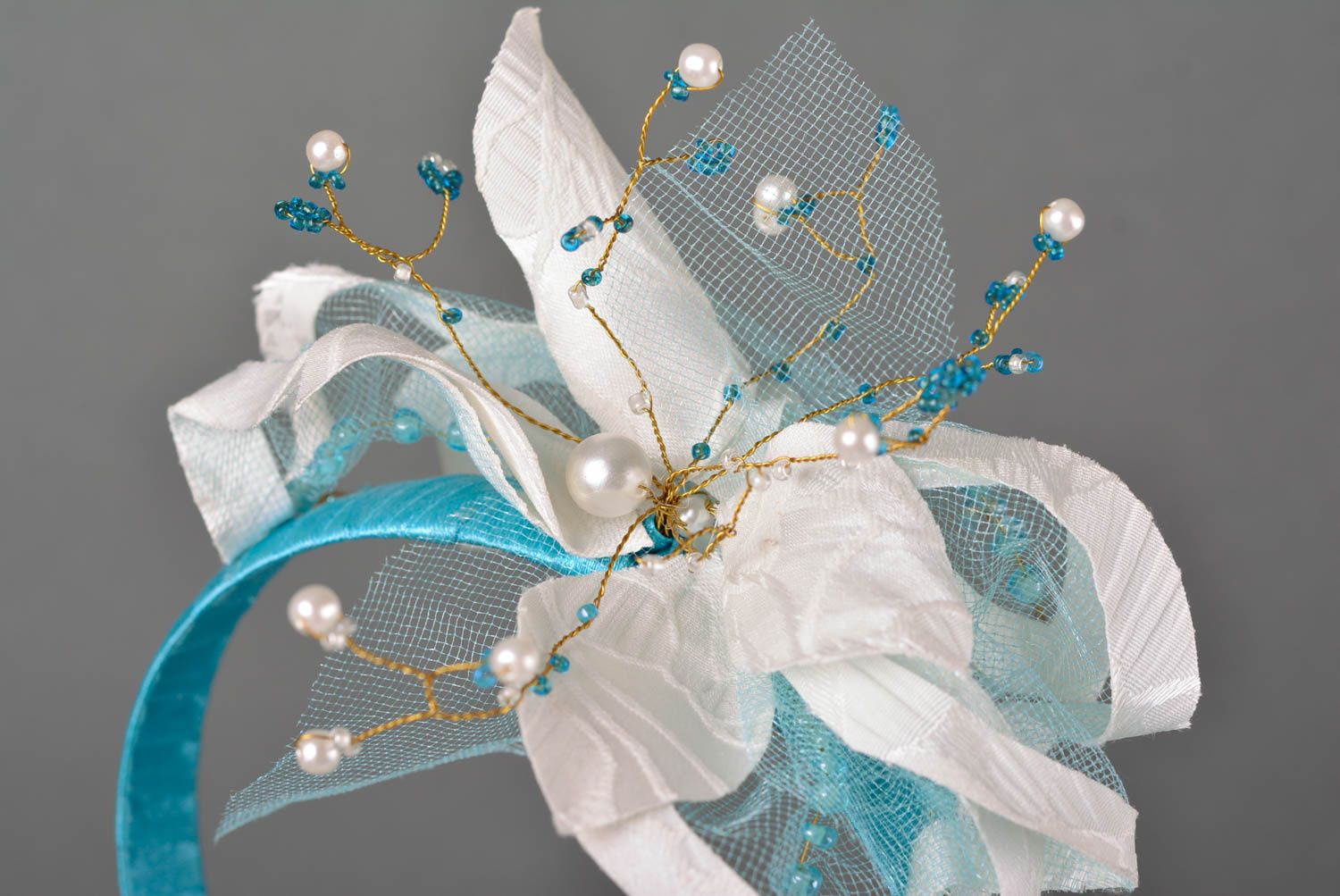 Serre-tête fleurs en foamiran et tissus fait main accessoire blanc bleu photo 3