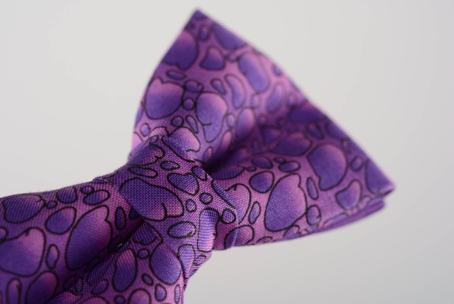 Gravata borboleta artesanal de têxtil Borbulhas roxas foto 4