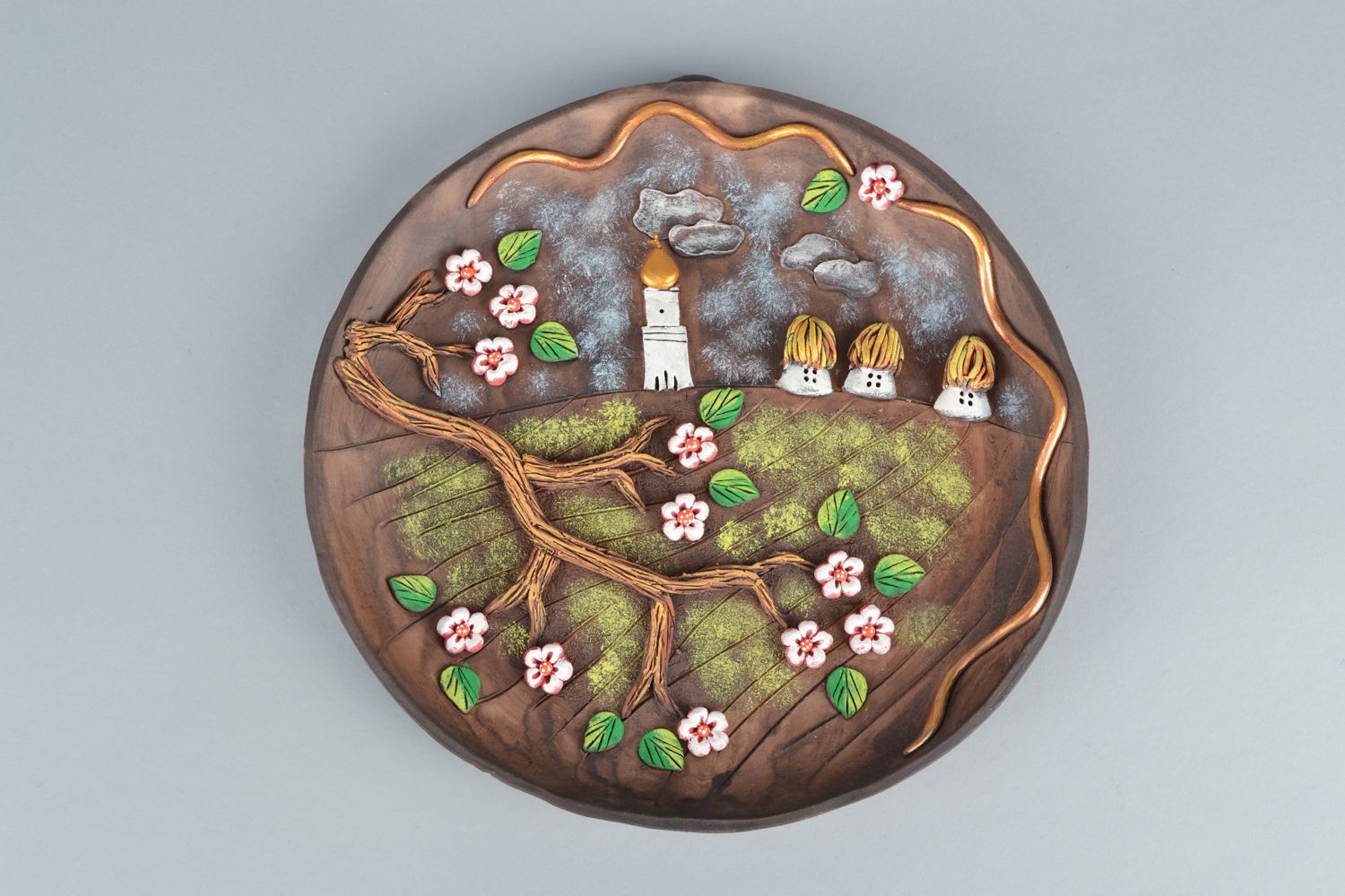 Round painted ceramic wall plate photo 1
