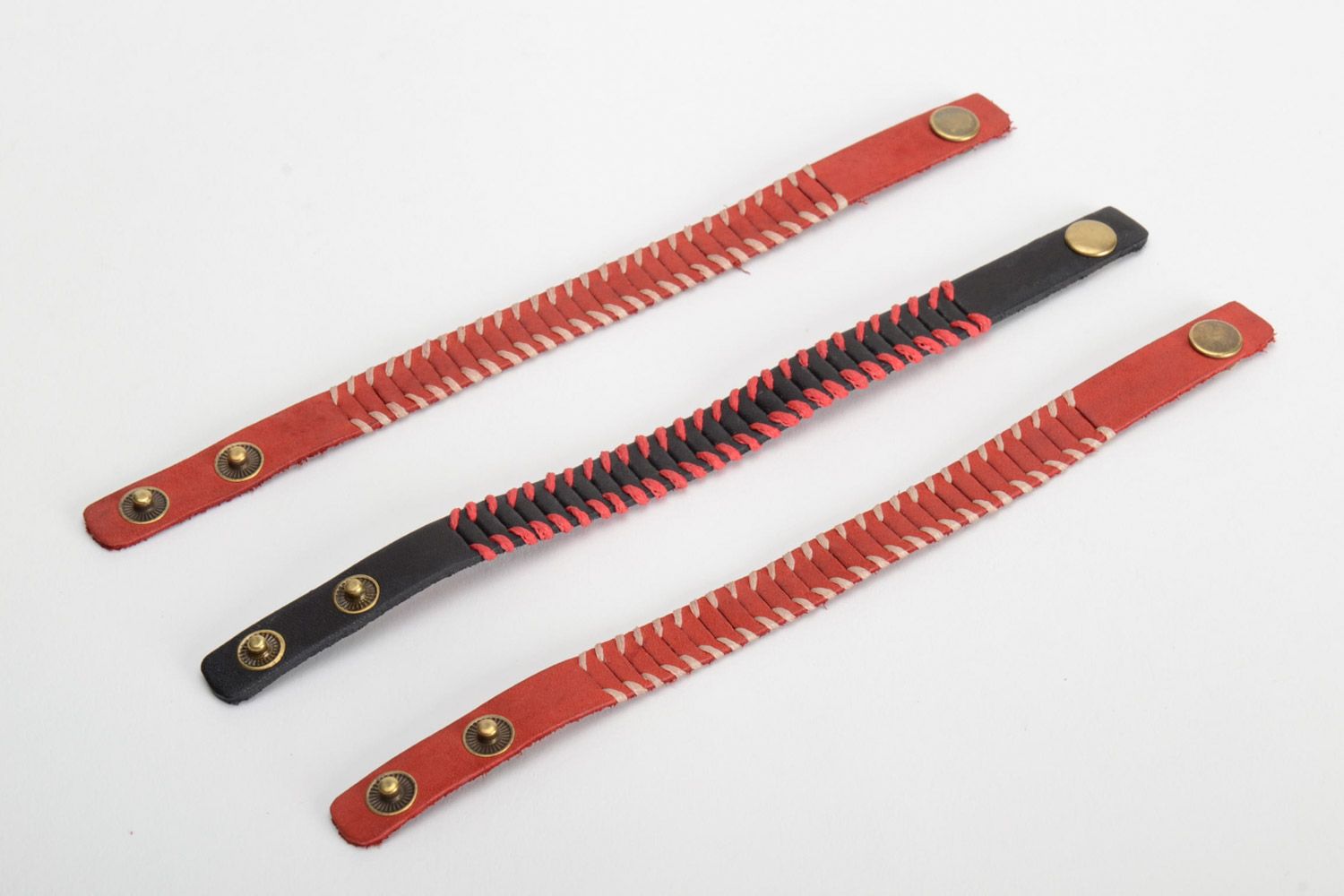 Ensemble de bracelets en cuir naturel rouges faits main originaux 3 pièces photo 4